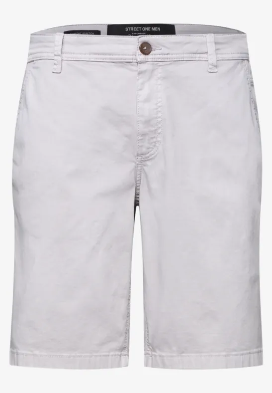 Białe bawełniane szorty z guzikami w pasie, proste i wygodne.