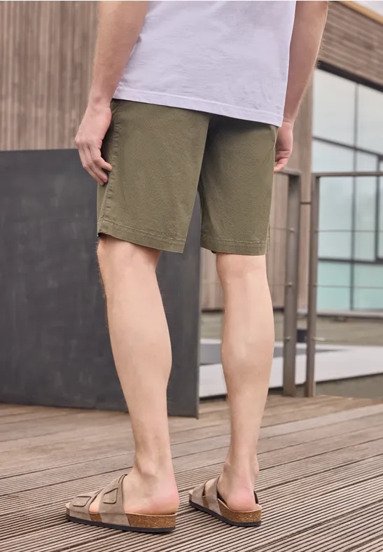 Mid Waist Chino Shorts mit Gürtel warm sand