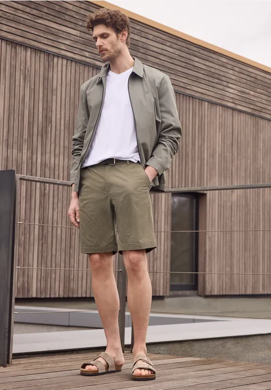 Mid Waist Chino Shorts mit Gürtel warm sand