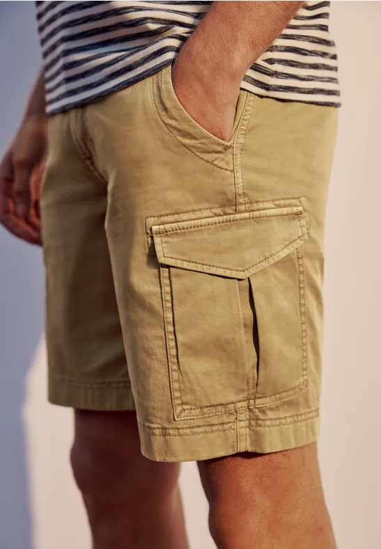 Short cargo beige pour homme avec poches latérales, porté avec un t-shirt à rayures.