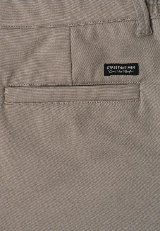 Graue Herrenhose mit Gesäßtasche und schwarzem Label über der Tasche.