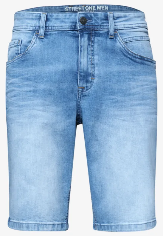 Lichtblauwe heren denim short met vijf zakken, middelwash voor een casual, klassieke look.