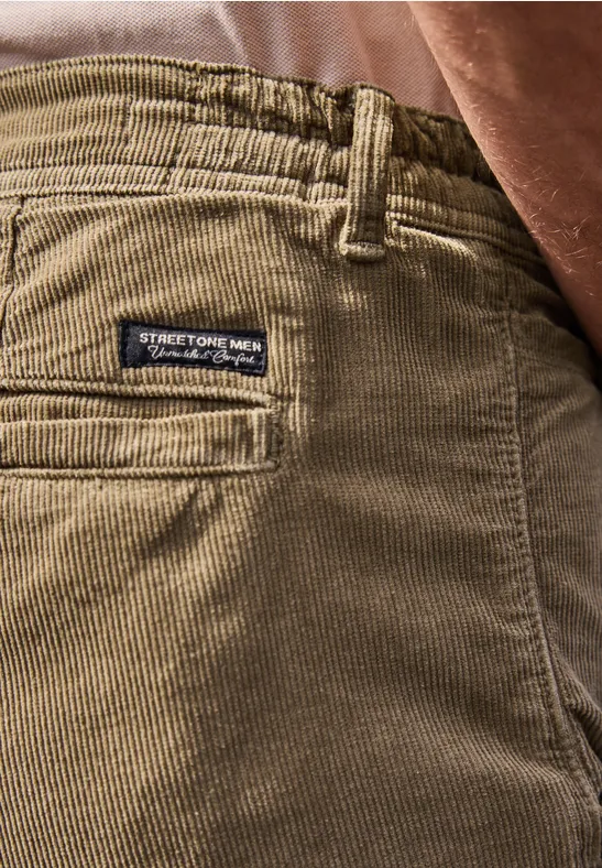 Braune Cordhose mit Gesäßtasche und Markenlabel