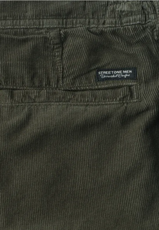 Pantalon en velours côtelé vert foncé avec poche arrière et petit label "STREET ONE MEN Straight comfort".