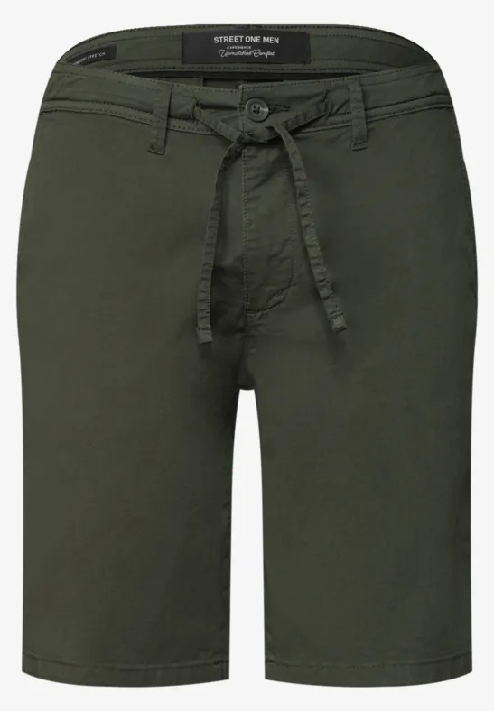 Donkergroene chino-short met strikceintuur en knoopsluiting.