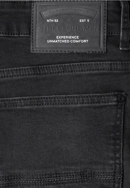 Czarne dżinsy od tyłu z tylną kieszenią i naszywką 'Experience Unmatched Comfort'.