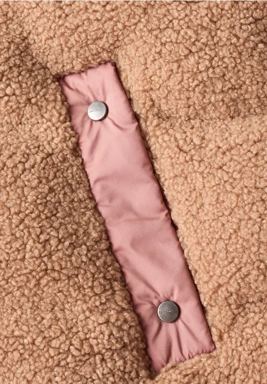 Beżowy materiał teddy z różową listwą na napy z gładkiego nylonu