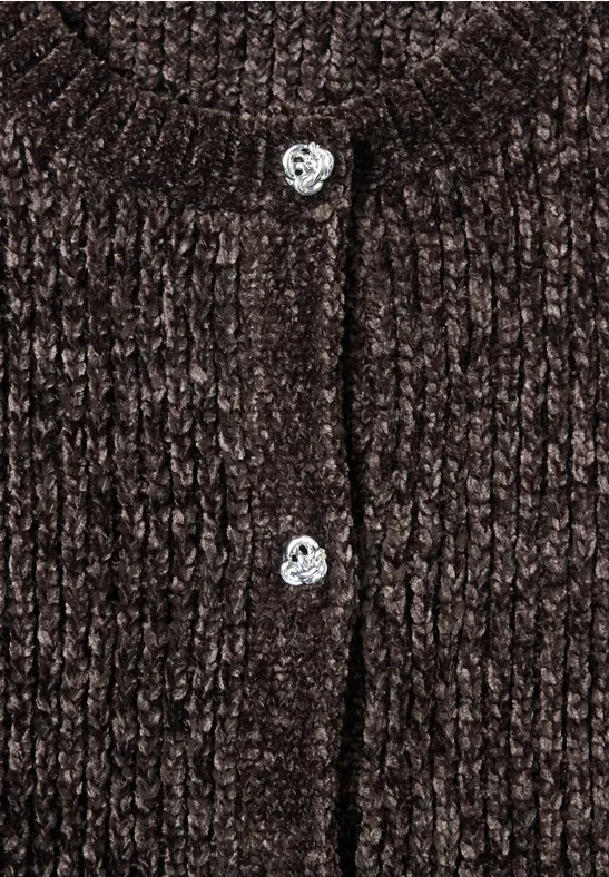 Nahaufnahme eines braunen, flauschigen Chenille-Strickjäckchens mit zwei herzförmigen Knöpfen.