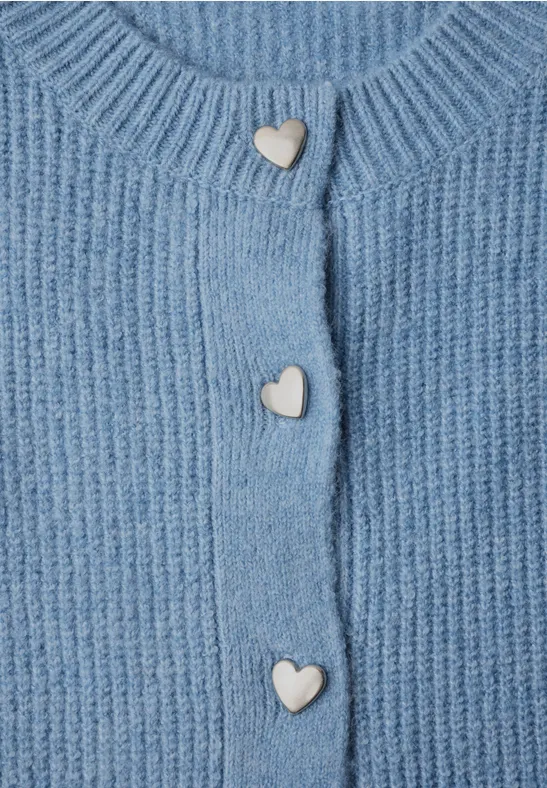 Hellblaue, gerippte Strickjacke mit drei weißen herzförmigen Knöpfen.