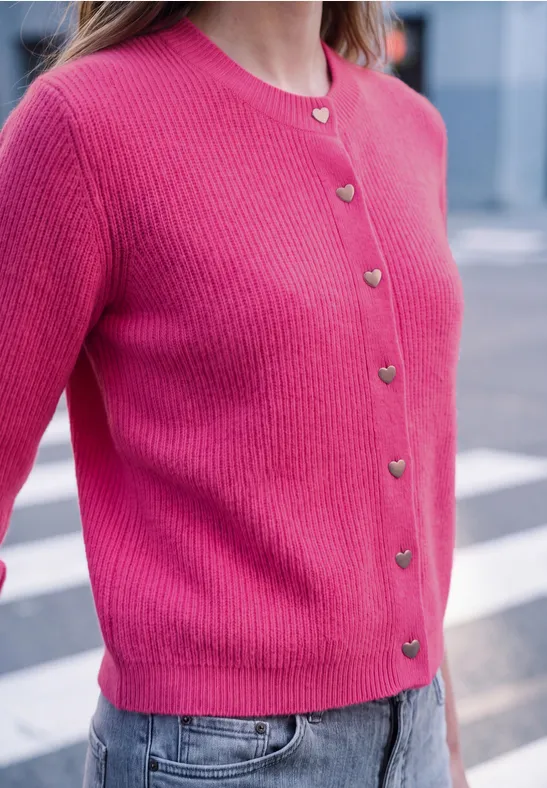 Rosa Strickjacke mit goldenen Herzknöpfen