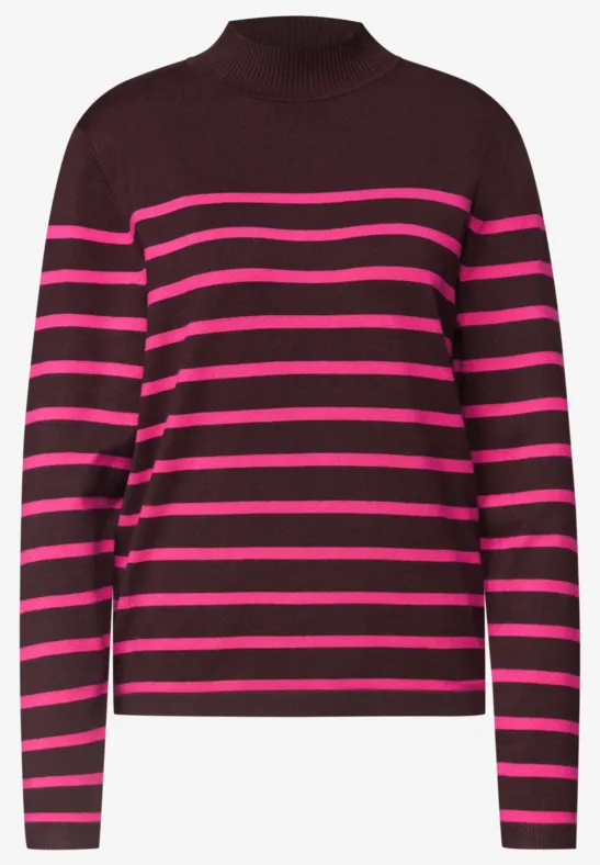 Brauner Pullover mit pinken Streifen, hohem Kragen und langen Ärmeln.