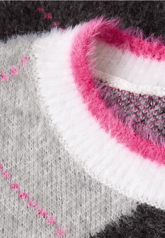 Weicher, flauschiger Pullover in Hellgrau mit pink-weißen Streifen am Kragen.