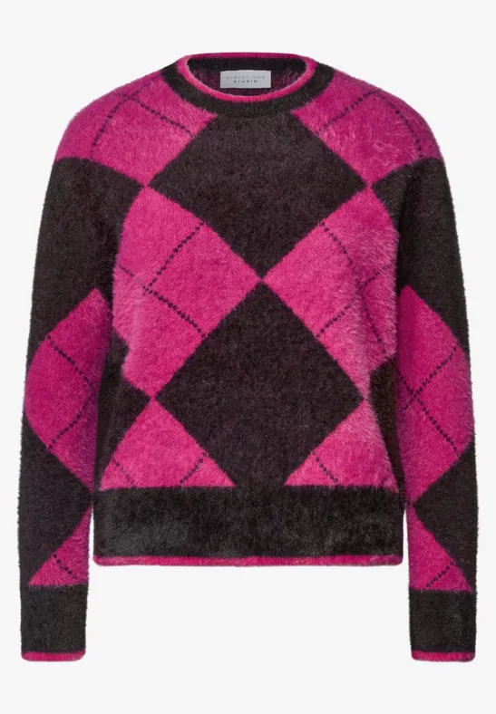 Fluffiger Pullover mit pink-schwarzem Rautenmuster