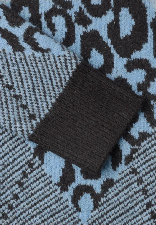 Gebreide stof met blauw-zwarte luipaardprint en een zwarte boord.