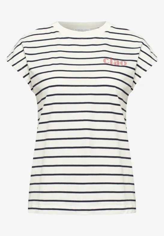 Weißes T-Shirt mit dunkelblauen Querstreifen, kurzen Ärmeln und kleinem roten Logo auf der Brust.
