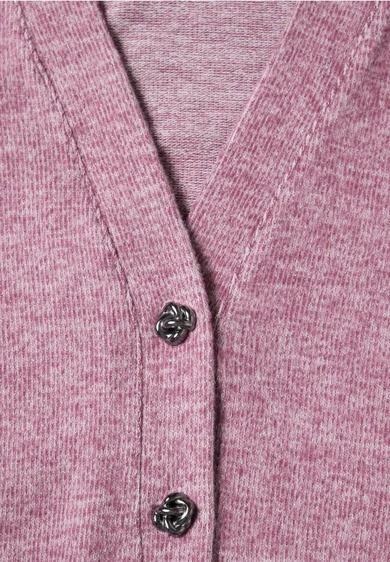 Rosa Strickcardigan mit V-Ausschnitt und silbernen Blumenknöpfen.