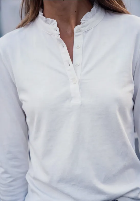 Weißes Langarmshirt mit wellenförmigem Stehkragen und kurzer Knopfleiste