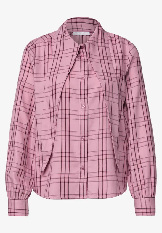 Rosa karierte Damenbluse mit langen Ärmeln und Knopfleiste.