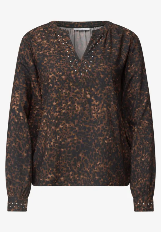 Blouse sombre imprimée léopard marron, col V en encolure et manches longues.