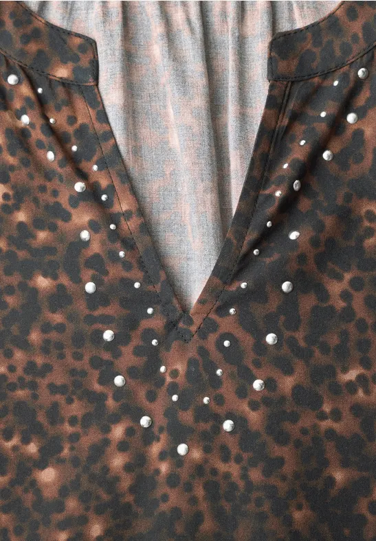 Top marron à col V, motif tacheté noir et paillettes argentées.