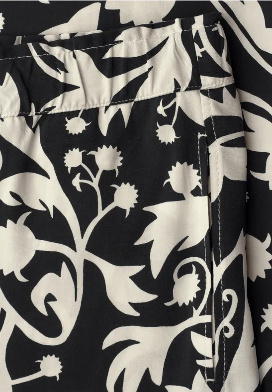 Schwarzer Stoff mit cremefarbenem, großflächigem Blumenmuster