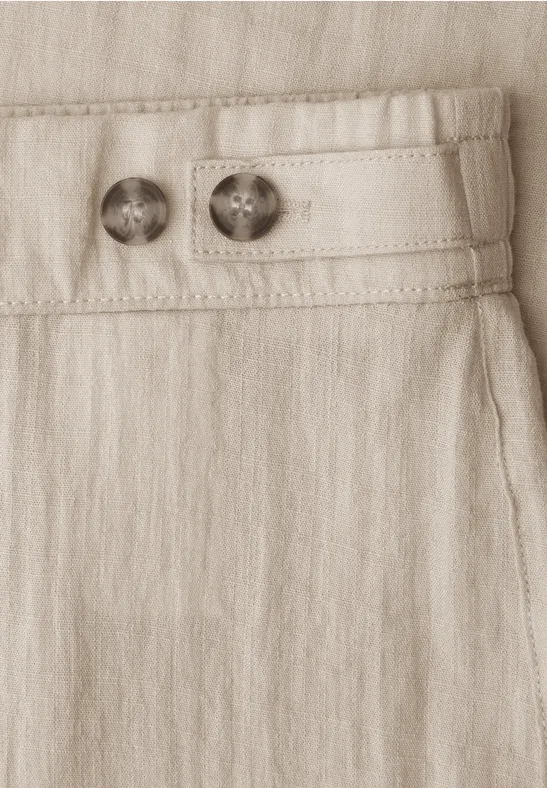 Beiger Leinenstoff mit verstellbarem Bund und zwei hornfarbenen Knöpfen