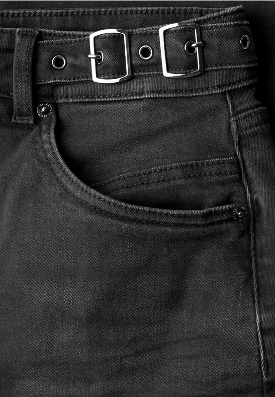 Schwarze Jeanshose mit Gürtelschlaufen, Tasche und zwei silbernen Schnallen.