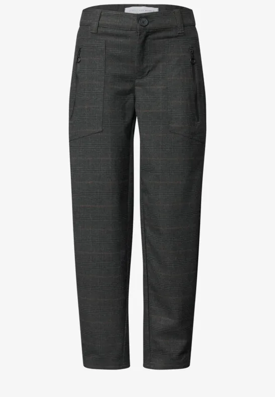 Graue karierte Hose mit geradem Schnitt und aufgesetzten Taschen.