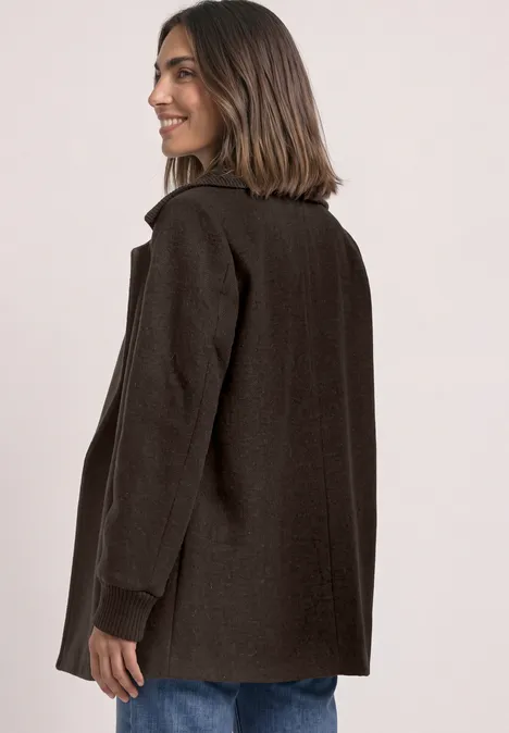 Mantel mit Wollanteil und Strickkragen auburn brown Junge Frau in dunkelbraunem Mantel, lächelt, halbseitlich gedreht.