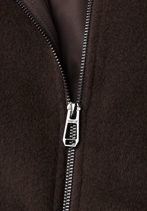 Mantel mit Wollanteil und Strickkragen auburn brown Nahaufnahme eines silbernen Reißverschlusses auf braunem Fleece-Material