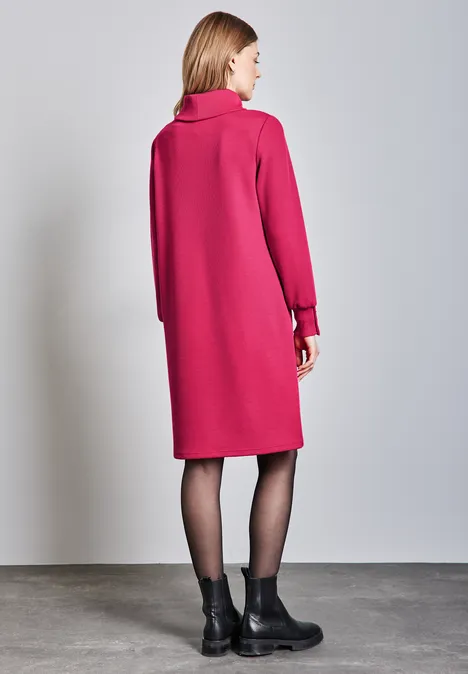 Kleid mit Turtleneck power berry