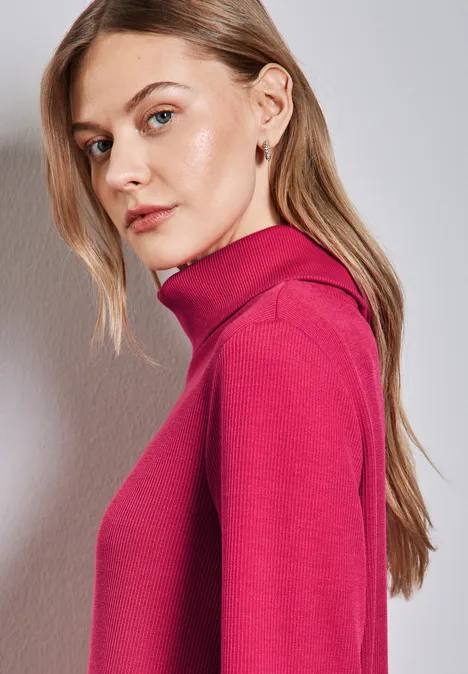 Kleid mit Turtleneck power berry