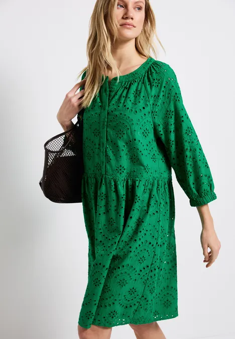 Kleid mit Lochstickerei glowing green