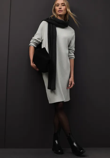 Gebreide jurk met col pelican grey mel. Gebreide jurk met col pelican grey mel.