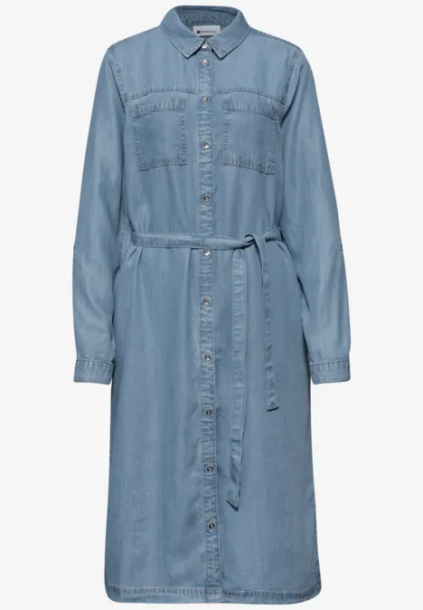 Lichtblauwe denim shirtjurk midi met klassieke kraag, knoopsluiting, tailleceintuur en borstzakken.