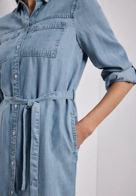 Getailleerde denim blousejurk met opgerolde mouwen, ceintuur en borst- en zijzakken.