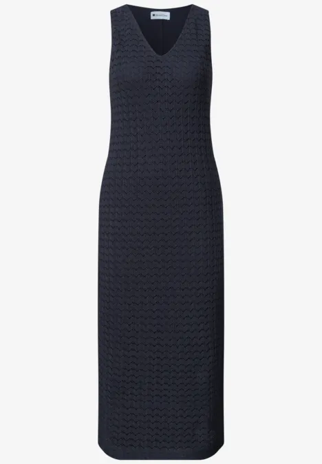 Mouwloze midi-jurk in donkerblauw met V-hals en gestructureerde stof.
