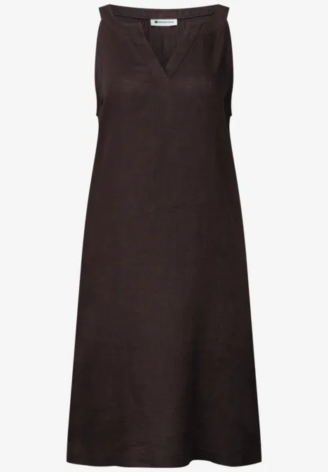 Robe sans manches en lin marron foncé, longueur genou, col en V.
