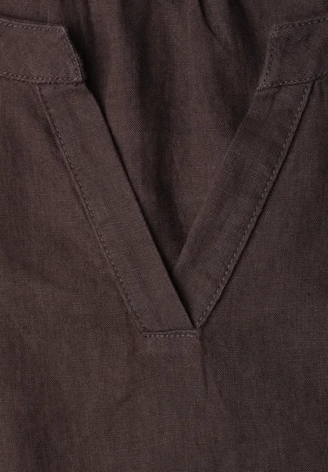 Vêtement marron avec encolure en V et coutures apparentes