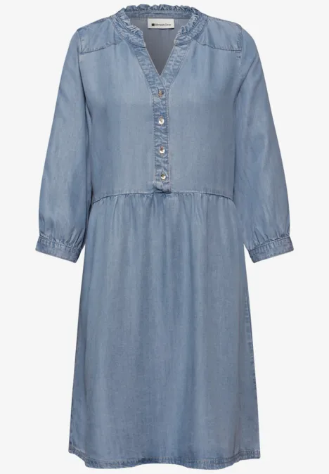 Hellblaues Jeanskleid mit 3/4-Ärmeln, V-Ausschnitt, Knopfleiste und lockerer Silhouette.