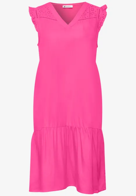 Leuchtend pinkes ärmelloses Kleid mit V-Ausschnitt und Rüschen an Schultern und Saum.