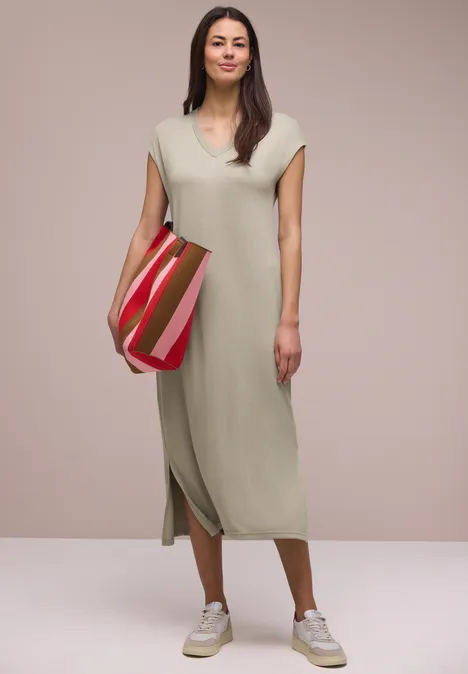 Midi-Kleid mit V-Neck im Strick-Look timeless beige Midi-Kleid mit V-Neck im Strick-Look timeless beige