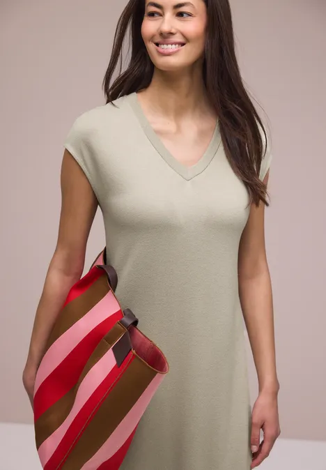 Midi-Kleid mit V-Neck im Strick-Look timeless beige Midi-Kleid mit V-Neck im Strick-Look timeless beige