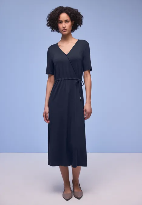 Robe midi avec détail cache-cœur shadowed navy Robe midi avec détail cache-cœur shadowed navy