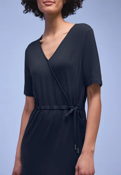 Robe midi avec détail cache-cœur shadowed navy Robe midi avec détail cache-cœur shadowed navy