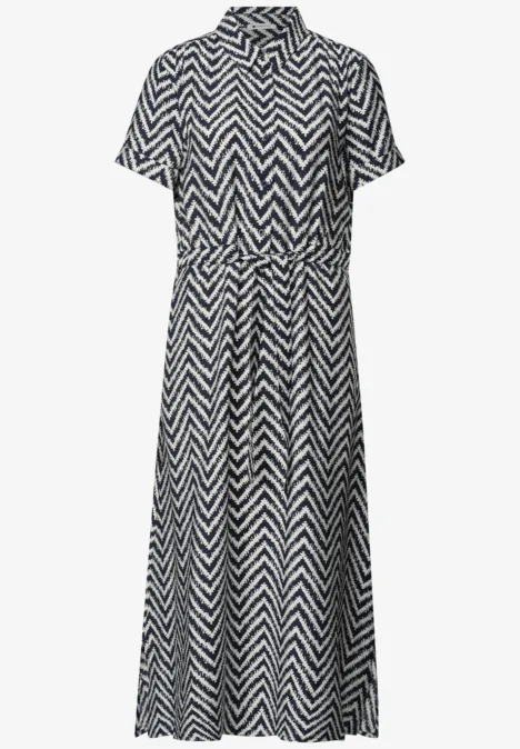 Robe chemise mi-longue noir et blanc à motif zigzag, col chemise, patte de boutonnage et ceinture.
