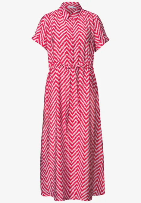 Robe midi rouge à motifs chevrons blancs, manches courtes et ceinture à la taille.