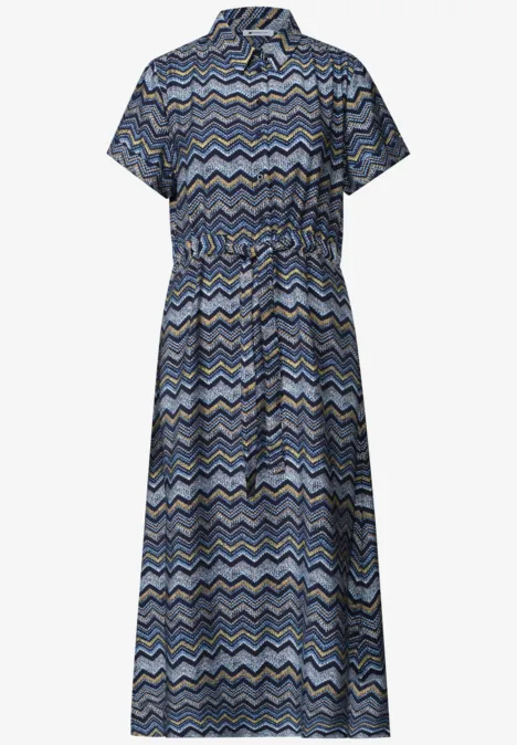 Midikleid mit kurzärmeligem Hemdkragen und Gürtel, in blau-grauem Zickzackmuster.