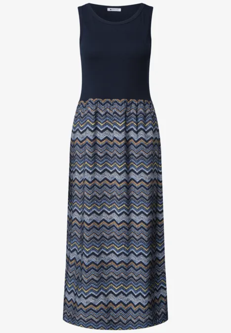 Ärmelloses Maxikleid mit dunkelblauem Oberteil und gemustertem Rock in Zickzack-Design.