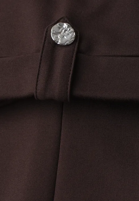 Midi-Kleid mit Rundhals und Knöpfen espresso brown Detailaufnahme eines dunkelbraunen Kleidungsstücks mit silberner, münzförmiger Knopfverzierung und Riegel.